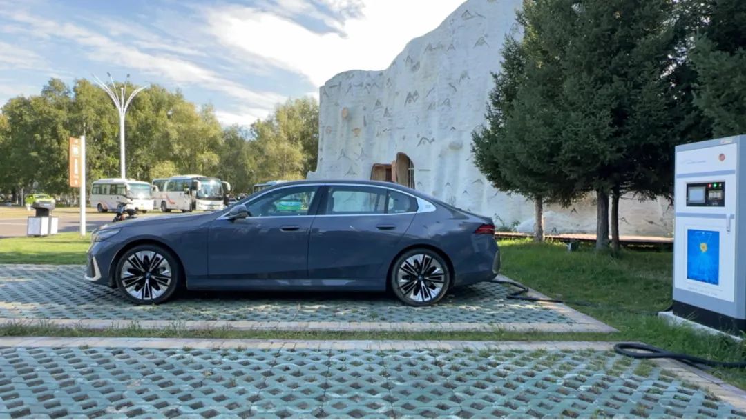 穿越10000公里！开着BMW i5挑战新疆盘龙古道，整体能耗表现令人惊喜！