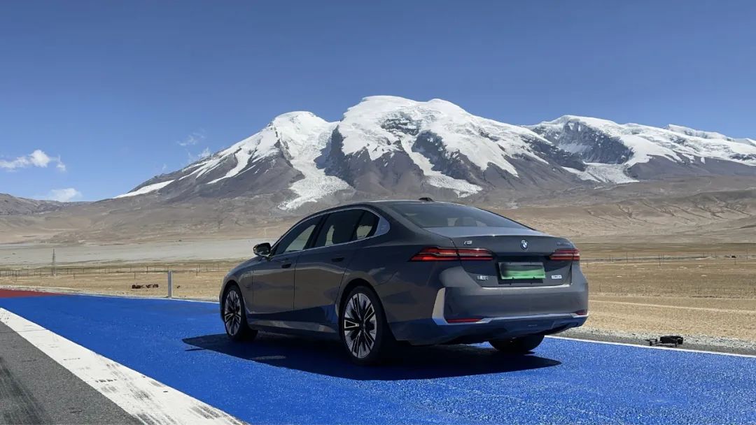 穿越10000公里！开着BMW i5挑战新疆盘龙古道，整体能耗表现令人惊喜！