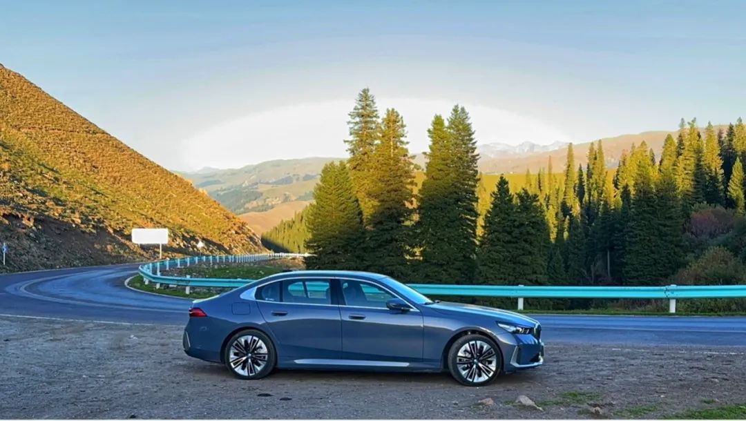 穿越10000公里！开着BMW i5挑战新疆盘龙古道，整体能耗表现令人惊喜！