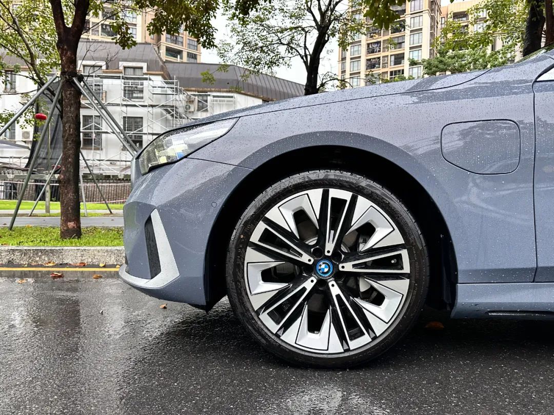 阿勒泰我来了！穿越10000公里，BMW i5的驾驶辅助、豪华舒适性等表现如何？