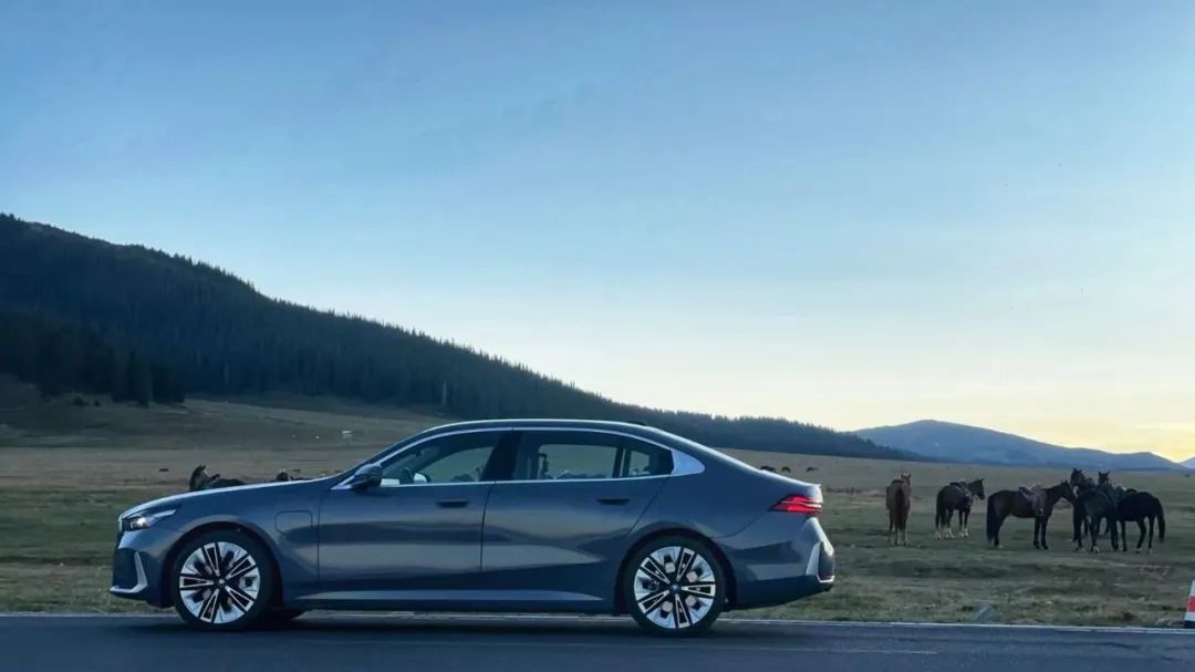 穿越10000公里！开着BMW i5挑战新疆盘龙古道，整体能耗表现令人惊喜！