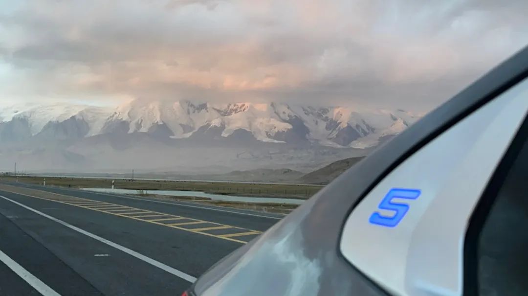 穿越10000公里！开着BMW i5挑战新疆盘龙古道，整体能耗表现令人惊喜！