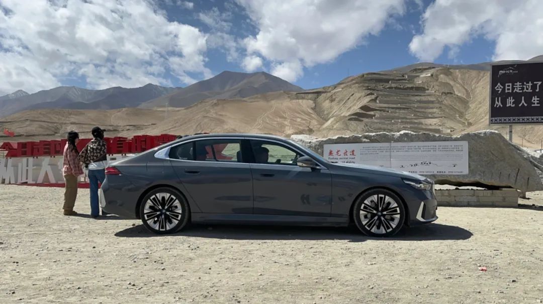 穿越10000公里！开着BMW i5挑战新疆盘龙古道，整体能耗表现令人惊喜！