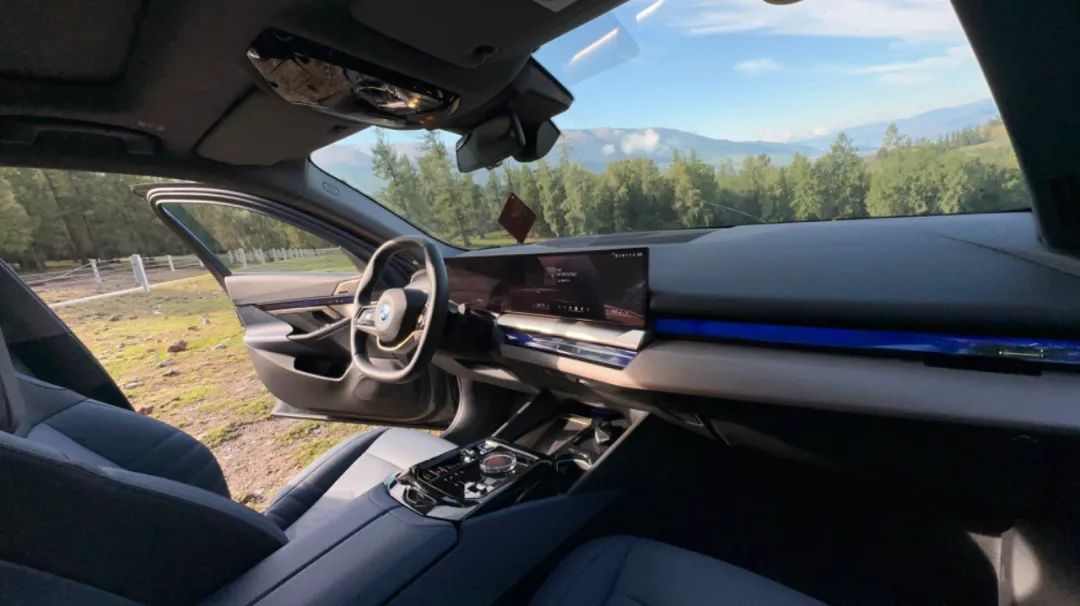 穿越10000公里！开着BMW i5挑战新疆盘龙古道，整体能耗表现令人惊喜！