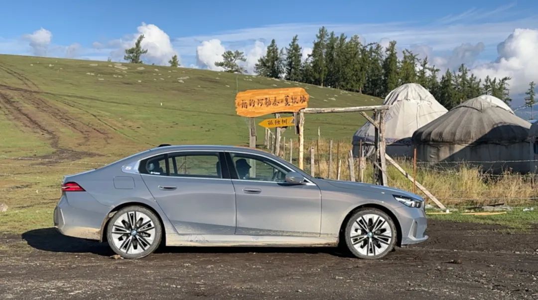 穿越10000公里！开着BMW i5挑战新疆盘龙古道，整体能耗表现令人惊喜！
