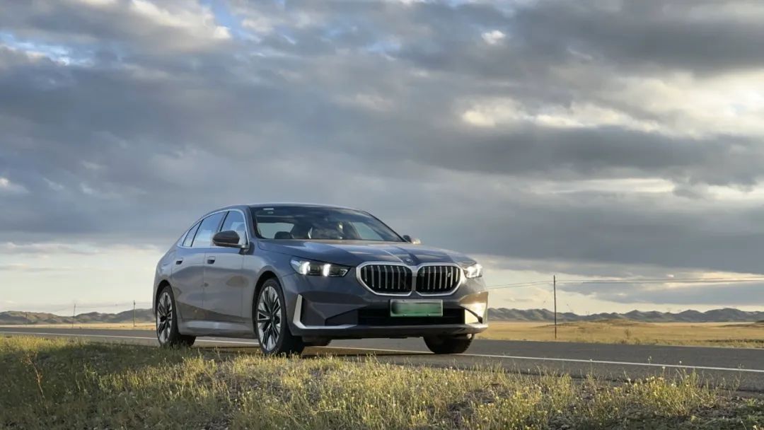 穿越10000公里！开着BMW i5挑战新疆盘龙古道，整体能耗表现令人惊喜！