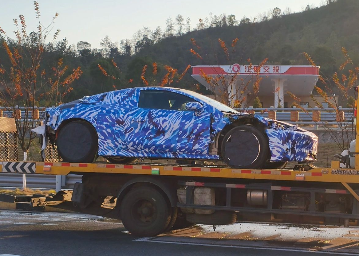 腾势品牌跑车谍照曝光，谍照为硬顶跑车版本