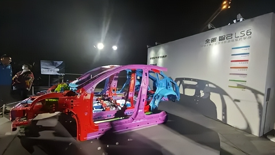 智己“破烂展”在表达什么？