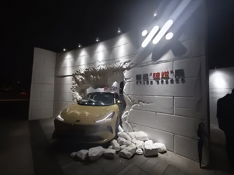 智己“破烂展”在表达什么？