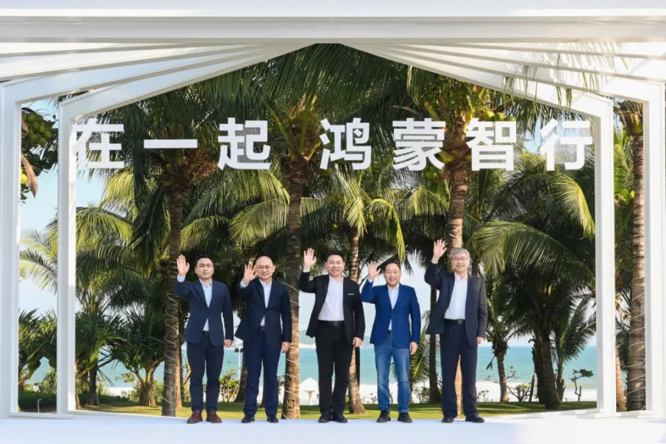 江汽集团携手鸿蒙智行勇攀科技高峰丨央视新闻《中国经济引力场》