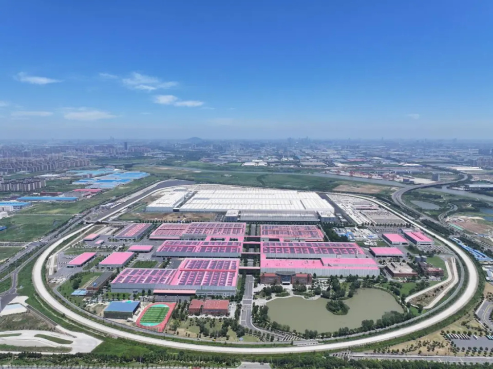 江汽集团携手鸿蒙智行勇攀科技高峰丨央视新闻《中国经济引力场》