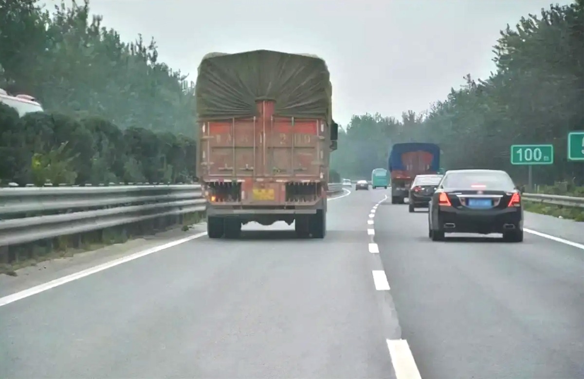 高速上开车，跑完100公里，时速100和120，在时间上相差多少？