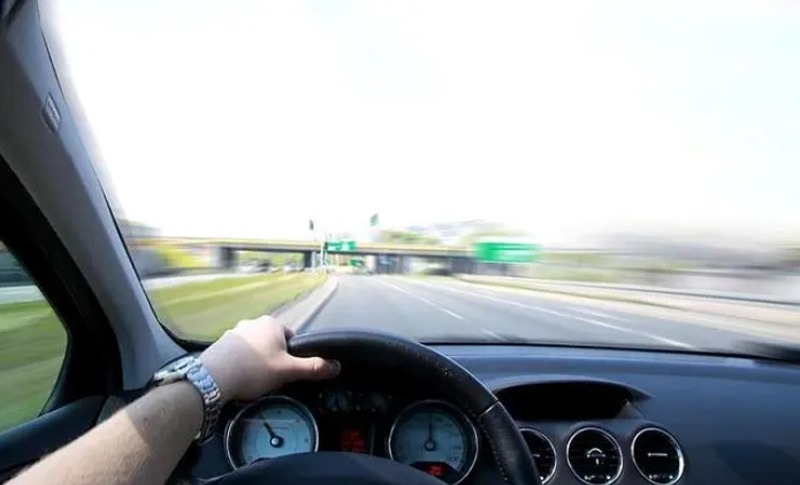 高速上开车，跑完100公里，时速100和120，在时间上相差多少？