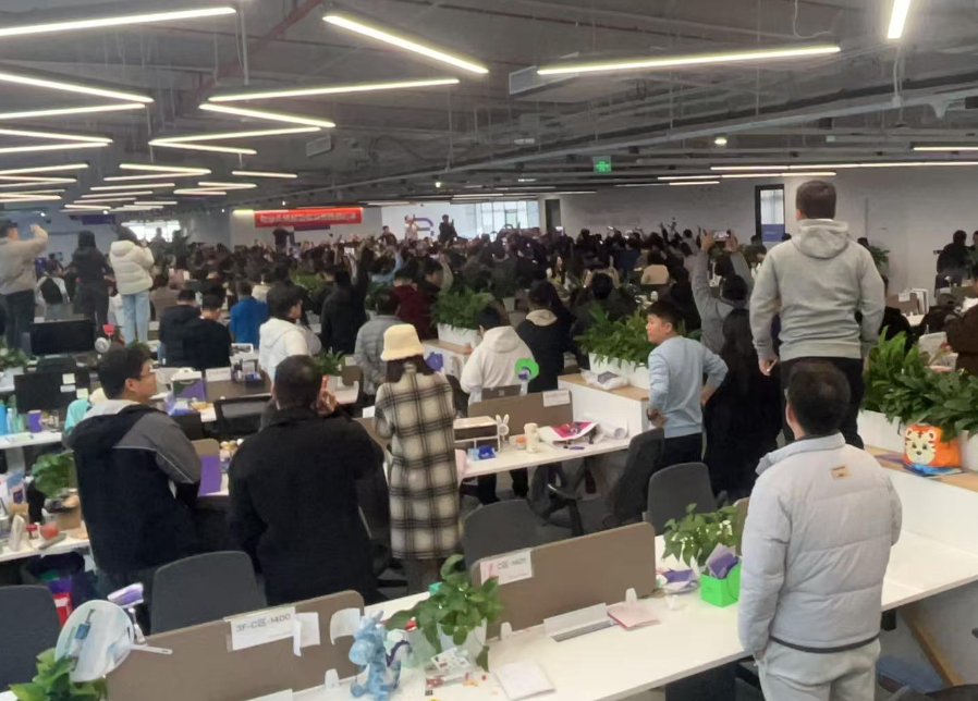 极越汽车公关负责人徐继业被开除，曾骂员工是苍蝇殊不知苍蝇逐臭