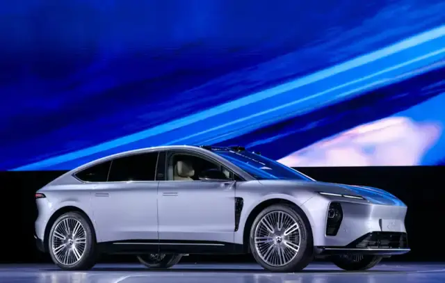 ET9刷新旗舰 萤火虫颠覆小车 2024蔚来日如何展示十年研发实力？