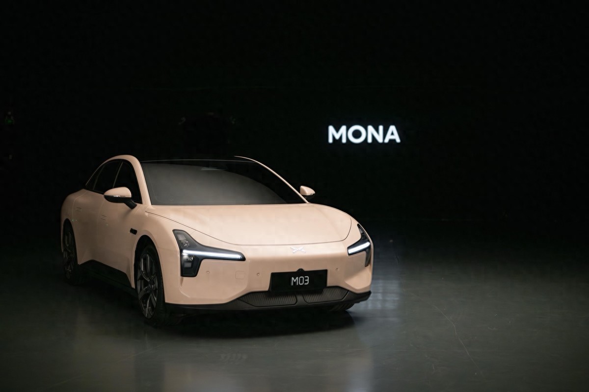 15万级的子品牌电车，小鹏Mona M03和萤火虫精品小车怎么选