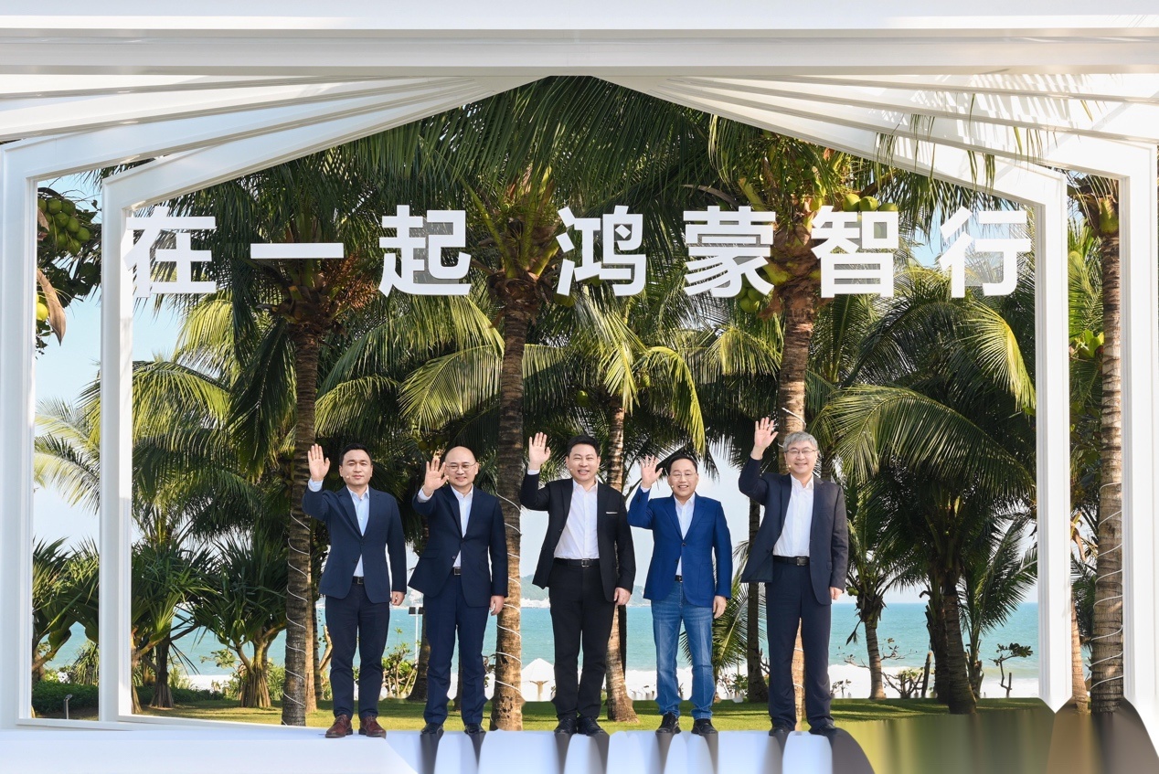 一群人站在街道上 描述已自动生成