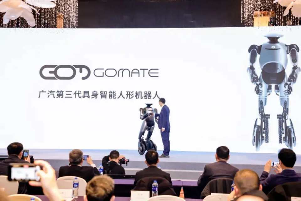 行业首创可变轮足 广汽第三代具身智能人形机器人GoMate正式发布