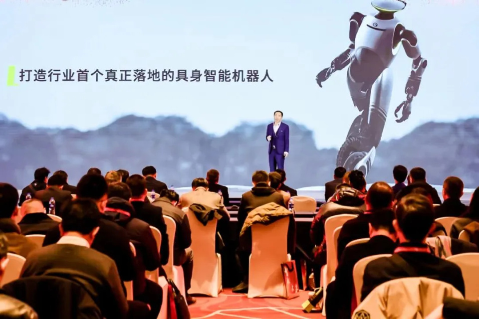 行业首创可变轮足 广汽第三代具身智能人形机器人GoMate正式发布