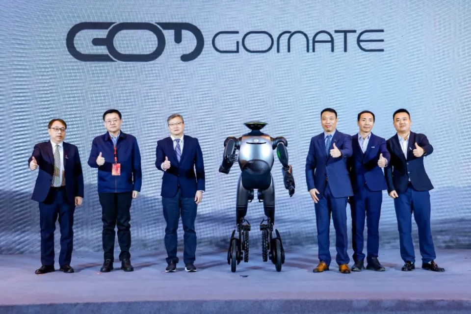 行业首创可变轮足 广汽第三代具身智能人形机器人GoMate正式发布