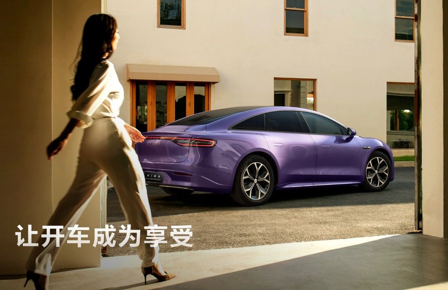 20多万预算，智界新S7何以成Model 3最强挑战者？