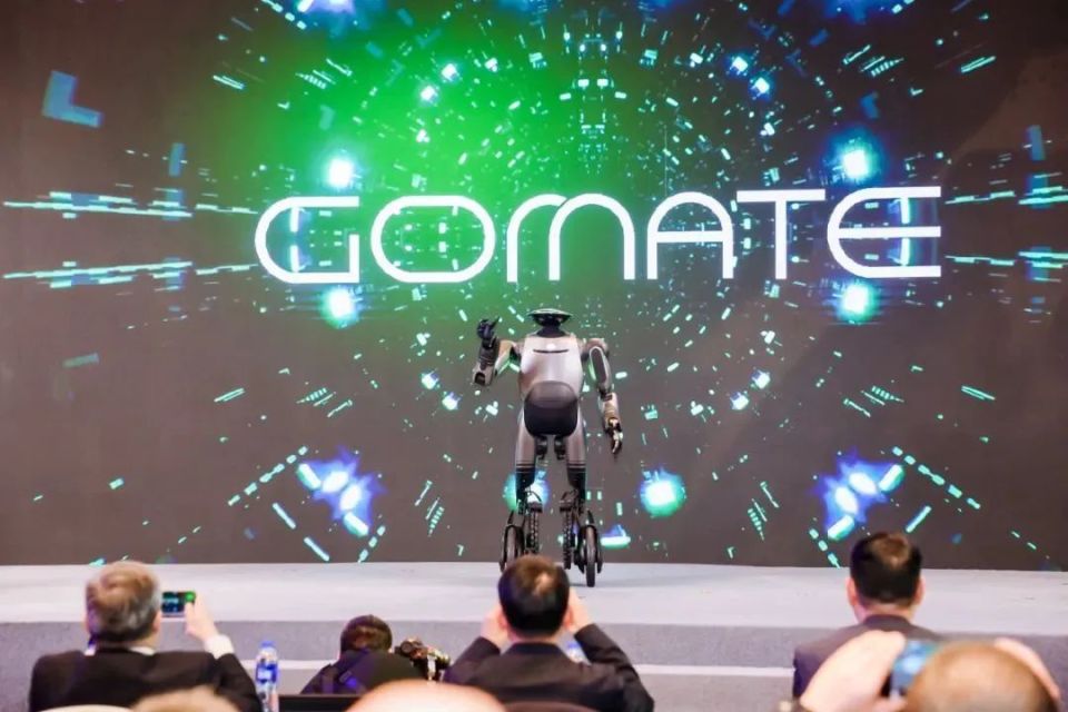 行业首创可变轮足 广汽第三代具身智能人形机器人GoMate正式发布