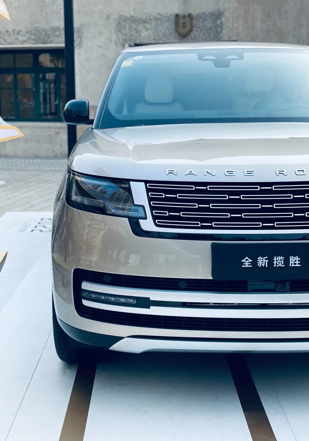 霸气与儒雅的英式贵族丨路虎揽胜的美学语言