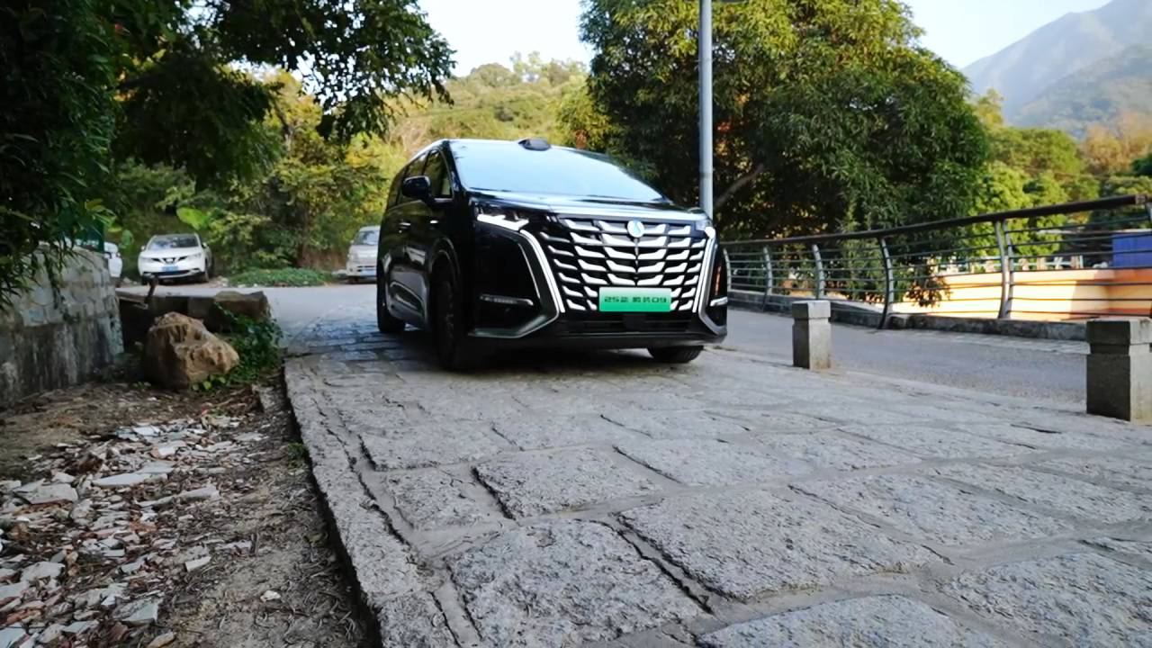 试驾25款腾势D9：城区智驾求稳、纯电跑200km，云辇C守住驾控底线