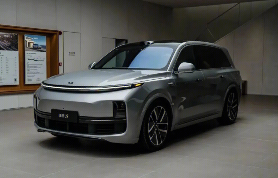 极氪旗舰SUV EX1H伪装车图片曝光，外观有些库里南的味道
