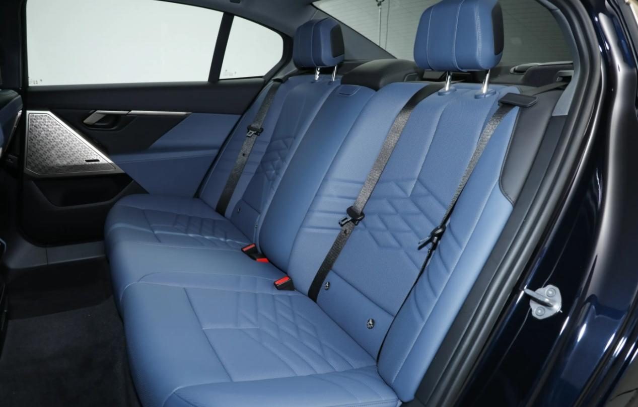 2025款宝马5系，iDrive 8.5更新到 9有何变化？新增V2X智驾