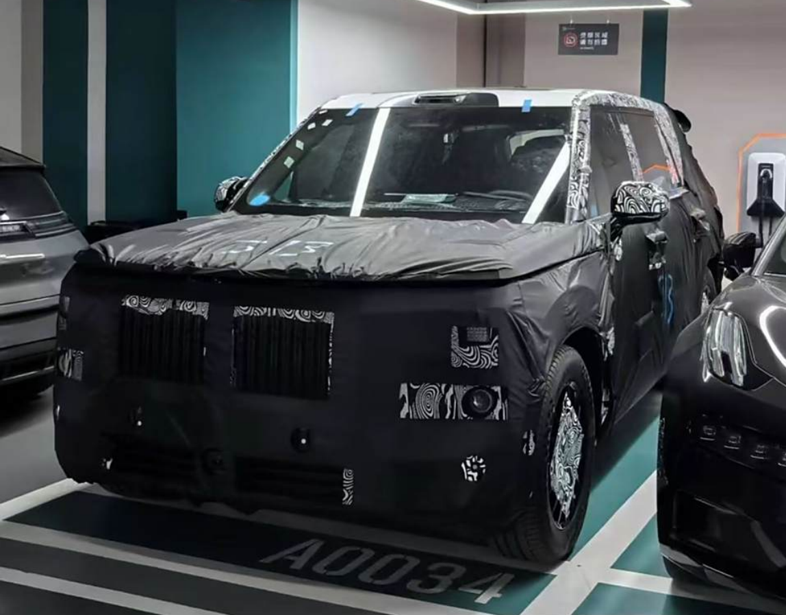 极氪旗舰SUV EX1H伪装车图片曝光，外观有些库里南的味道