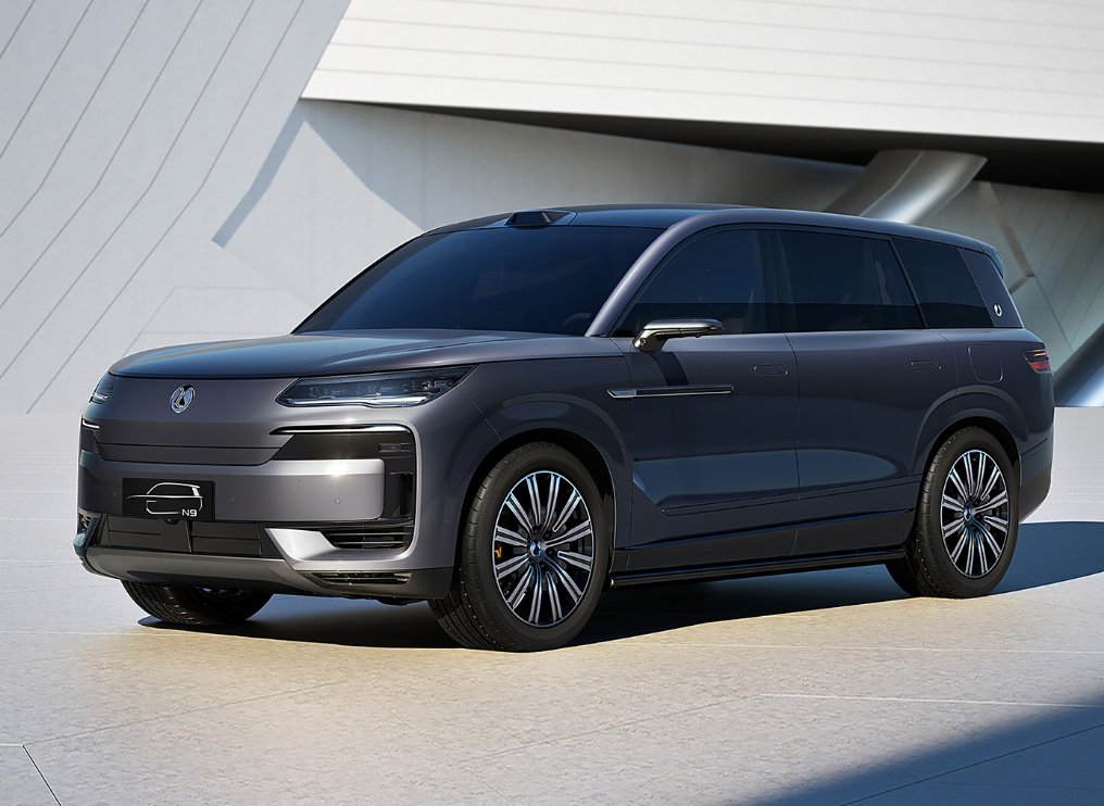 极氪旗舰SUV EX1H伪装车图片曝光，外观有些库里南的味道