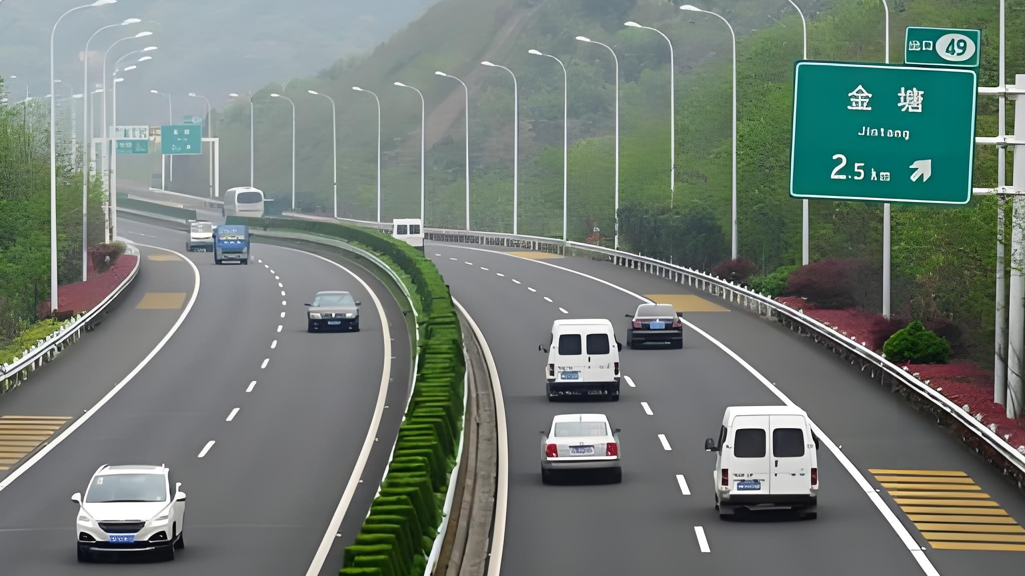 跑高速遇到前车急刹，我们跟着急刹还是变道？交警：记住这一点