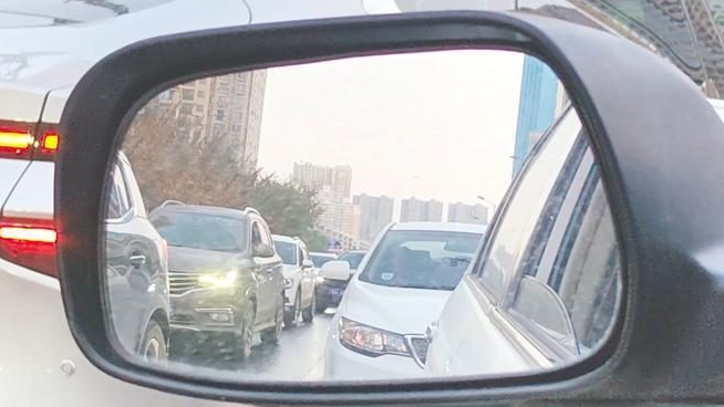 开车等红绿灯的时候应该做什么？老司机劝你一句，关键时候能救命