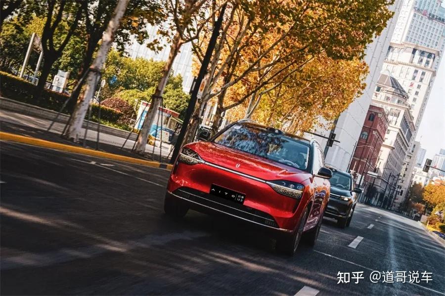 引领全民智驾时代，问界凭“车位到车位”再度跑赢对手