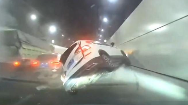 在隧道行驶时需要注意的事，老司机教你隧道安全行车，新手快看