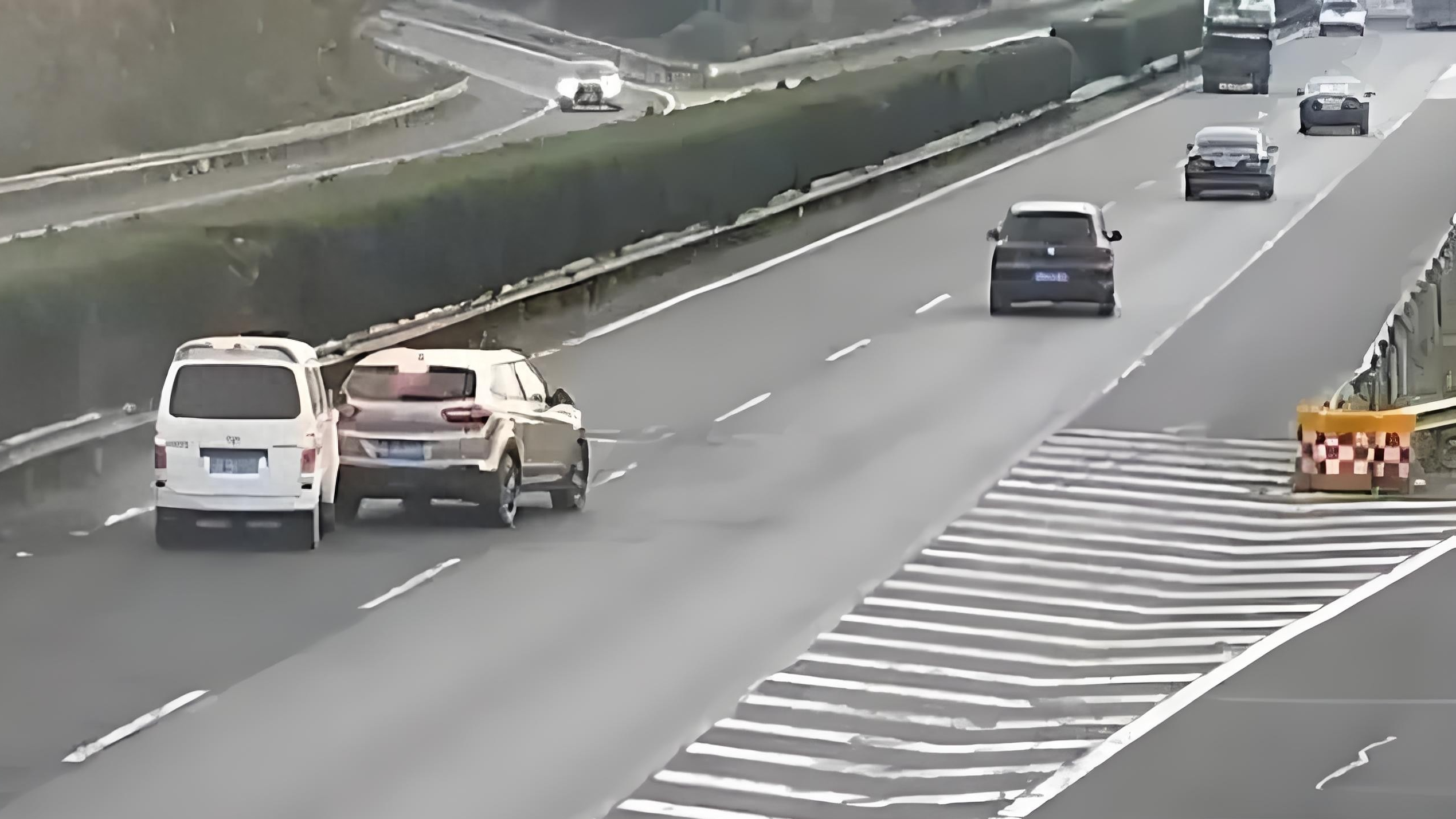 跑高速遇到前车急刹，我们跟着急刹还是变道？交警：记住这一点