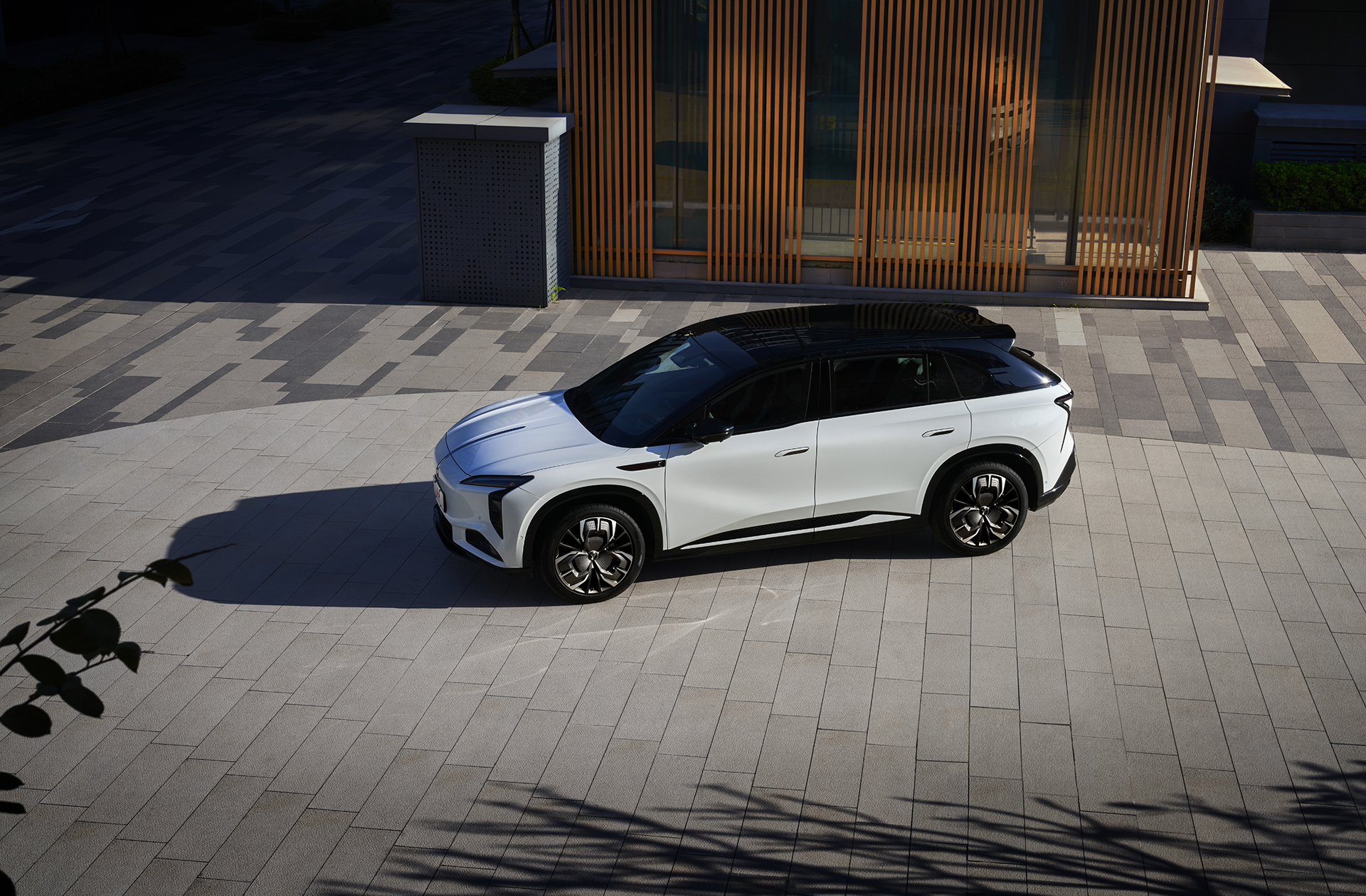 定位中大型豪华纯电SUV！23.98万起的红旗天工08，到底该怎么选？