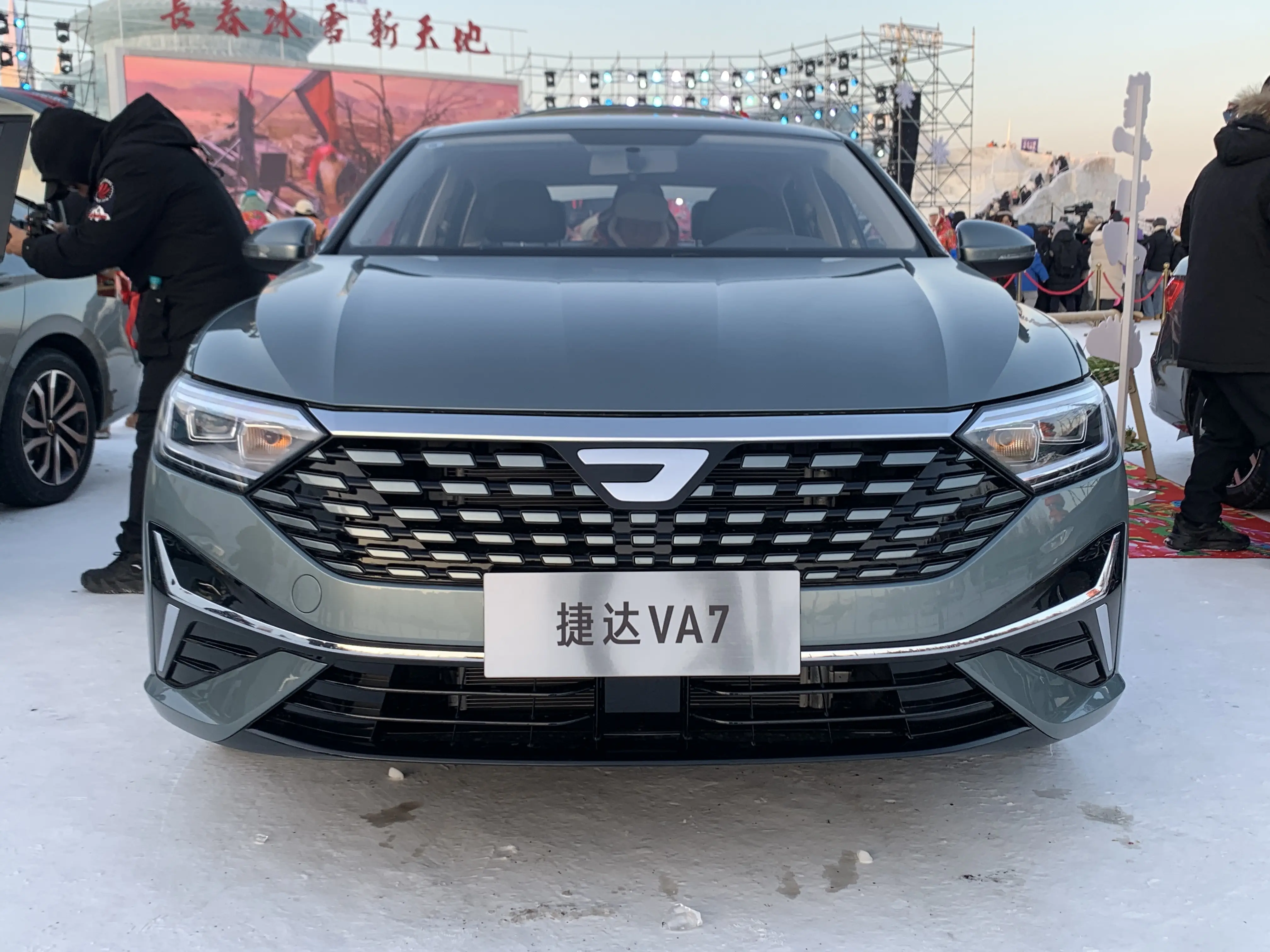 捷达VA7自动挡8.9777万，合资打响2025价格战第一枪