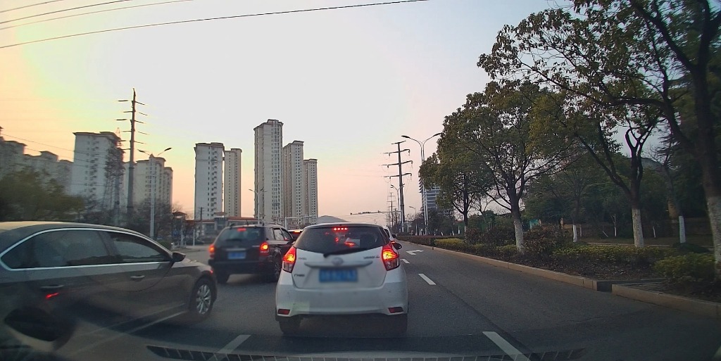 那么多车，加塞儿者为何只挑你下手：这3点出卖了你！