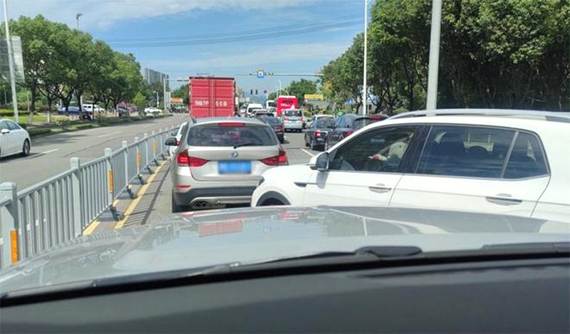 那么多车，加塞儿者为何只挑你下手：这3点出卖了你！