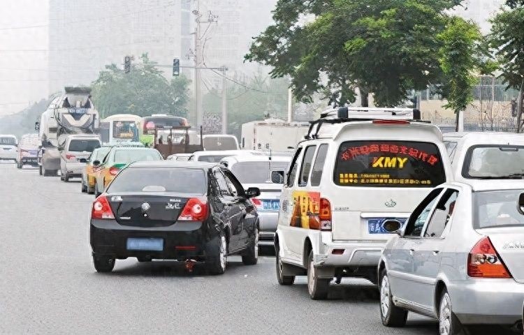 那么多车，加塞儿者为何只挑你下手：这3点出卖了你！