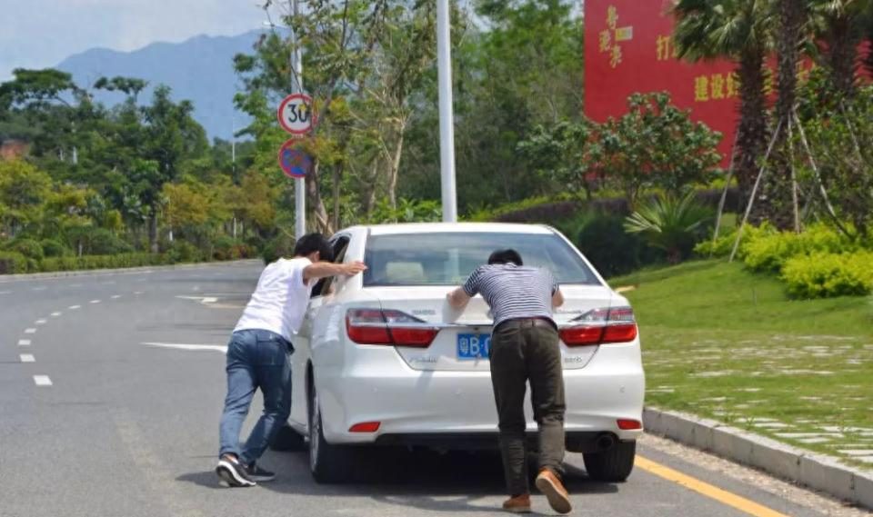 电瓶没电，手动挡能推车打火，自动挡为何不行？你知道原因吗
