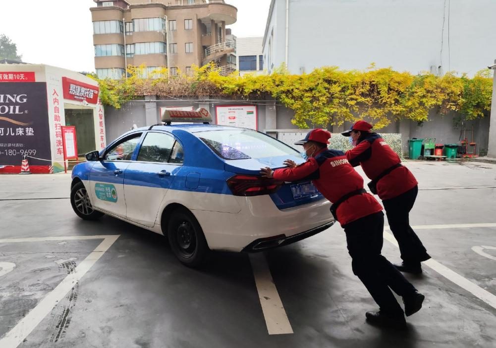 电瓶没电，手动挡能推车打火，自动挡为何不行？你知道原因吗