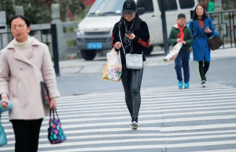 礼让还是通过？看看交规是如何界定礼让行人的，学会避免扣分罚款