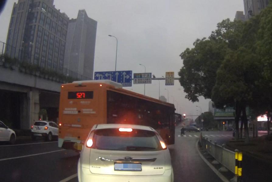 超车变道要记住这10不准，个个都有安全隐患，别等出事才后悔