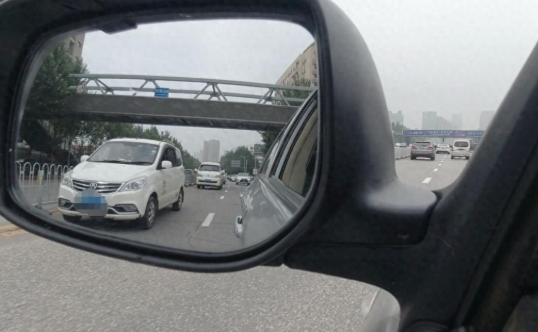 超车变道要记住这10不准，个个都有安全隐患，别等出事才后悔
