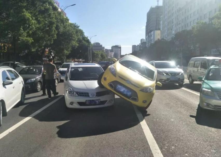 超车变道要记住这10不准，个个都有安全隐患，别等出事才后悔