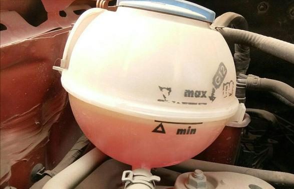 汽车防冻液红色和绿色哪个好？