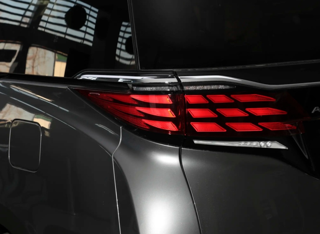 2025款丰田埃尔法黄金版，起价91.9万的MPV，依旧搭载四缸机